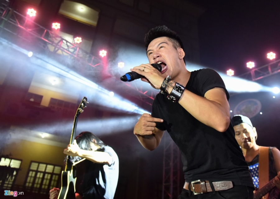 Bua tiec rock Phuong Dong cuong nhiet trong phao sang hinh anh 3