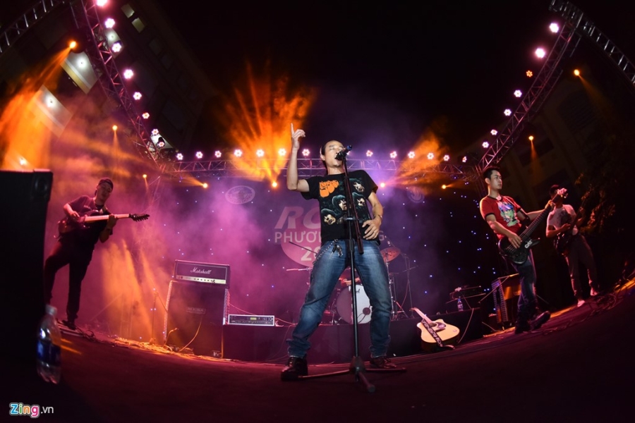 Bua tiec rock Phuong Dong cuong nhiet trong phao sang hinh anh 6