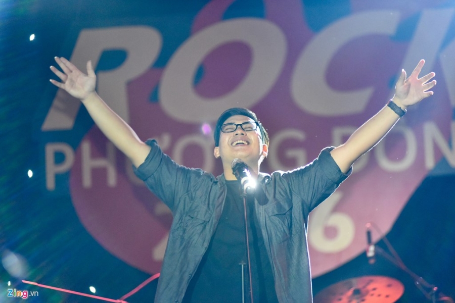 Bua tiec rock Phuong Dong cuong nhiet trong phao sang hinh anh 11