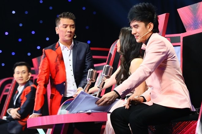 Cam Ly noi gian voi thi sinh quen loi bai hat hinh anh 2