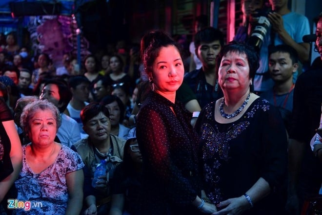 Nghe si Viet khoc nuc no khi hat tien biet Minh Thuan hinh anh 9