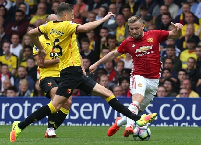 Cau thu MU soc vi cach Mourinho doi xu voi Luke Shaw hinh anh 1