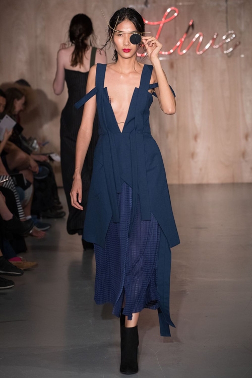 Hoàng Thùy lại được lên street style Tuần lễ thời trang London của trang Vogue Ý - Ảnh 6.