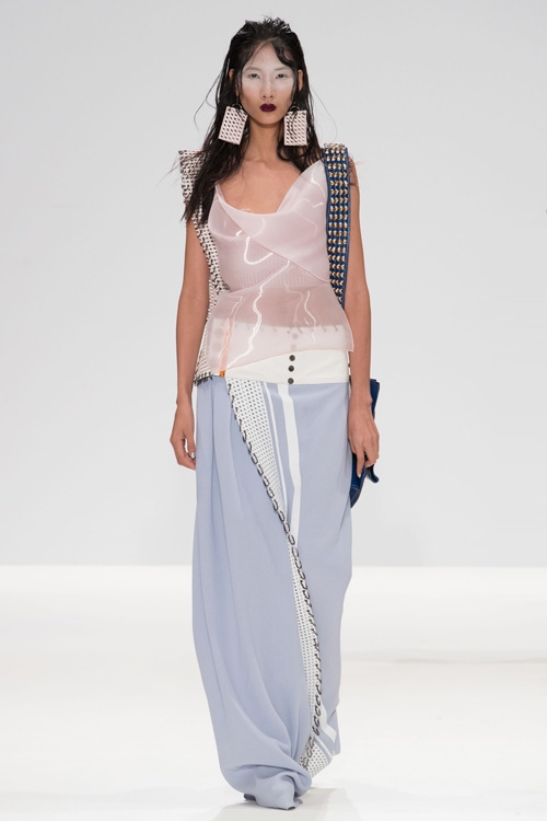 Hoàng Thùy lại được lên street style Tuần lễ thời trang London của trang Vogue Ý - Ảnh 9.