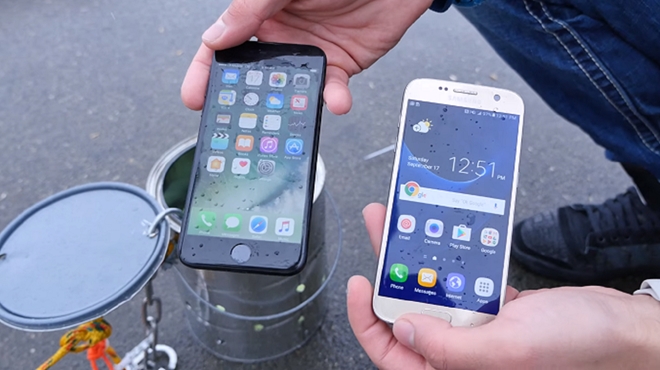 iPhone 7 chong nuoc tot hon Galaxy S7 hinh anh 1