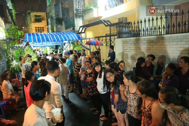 Lại tái diễn cảnh người dân hiếu kỳ vây kín xem nghệ sĩ tại đám tang Minh Thuận - Ảnh 4.
