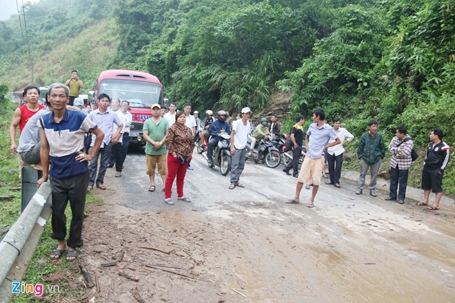 Lu quet, quoc lo 7 tac nghen nhieu gio hinh anh 5