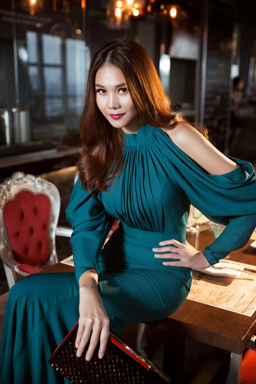 thanh-hang-khoe-duong-cong-voi-dam-da-hoi-2