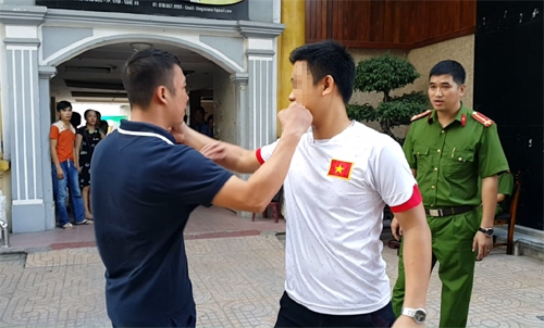 canh-sat-dien-lai-vu-va-quet-xe-dan-toi-hon-chien
