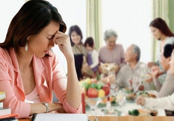 chàng trai đứng giữa mẹ chồng nàng dâu