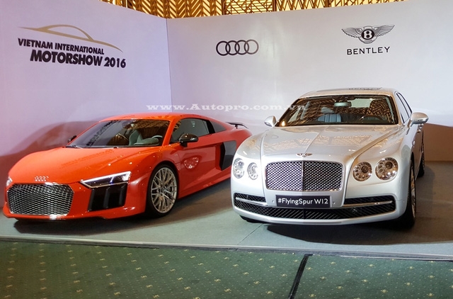  Trong số 17 mẫu xe mà các hãng mang đến trưng bày vào sáng qua, ngày 20/9, cặp đôi Audi R8 V10 Plus và Bentley Flying Spur W12 nhanh chóng thu hút nhiều sự chú ý khi được xếp cạnh nhau. 