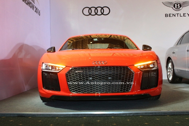  Đây là chiếc Audi R8 V10 Plus 2016 đầu tiên xuất hiện thị trường Việt Nam. Hiện có khoảng 6 chiếc R8 V10 Plus được đưa về nước. Xe sử dụng động cơ V10, dung tích 5,2 lít, sản sinh công suất 610 mã lực và mô-men xoắn cực đại 540 Nm. Kết hợp hộp số ly hợp kép 7 cấp S-Tronic thiết kế mới, giúp siêu xe Audi R8 V10 Plus 2016 chỉ mất 3,2 giây để tăng tốc 0-100 km/h trước khi đạt vận tốc tối đa 330 km/h. 