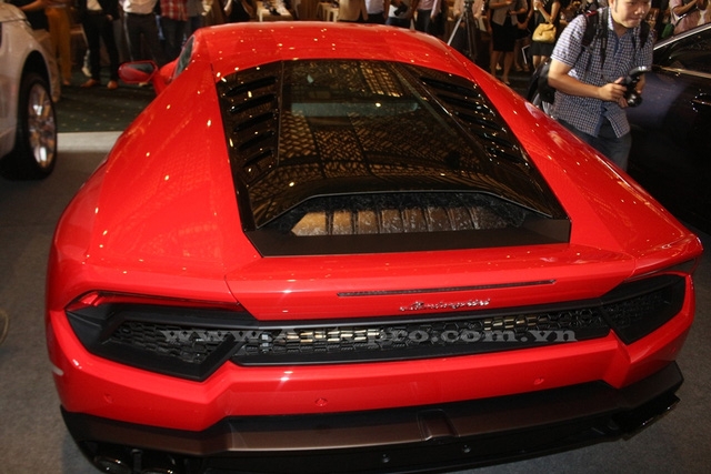  Lamborghini Huracan LP580-2 sử dụng động cơ V10, dung tích 5,2 lít, sản sinh công suất tối đa 580 mã lực và mô-men xoắn cục đại 540 Nm. Động cơ kết hợp với hộp số ly hợp kép 7 cấp, cho phép xe tăng tốc từ 0-100 km/h trong 3,4 giây và đạt vận tốc tối đa 320 km/h. So với Huracan LP610-4, Lamborghini Huracan LP580-2 tăng tốc chậm hơn 0,2 giây và có tốc độ tối đa kém 5 km/h. 