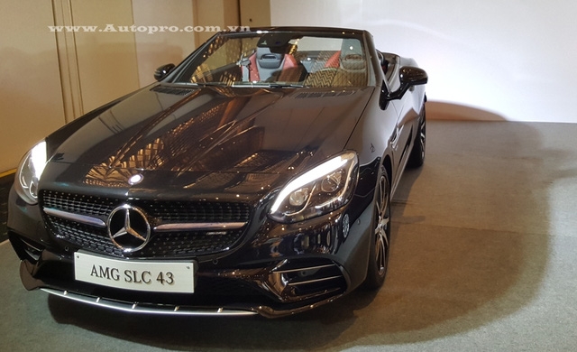  Mẫu xe mui trần Mercedes-Benz SLC 43 2017 thế hệ mới cũng là điểm nhấn quan trọng tại triển lãm VIMS 2016 sắp tới. Theo đại diện Mercedes-Benz Việt Nam, xe có giá bán vào khoảng 3,6 tỷ Đồng. 