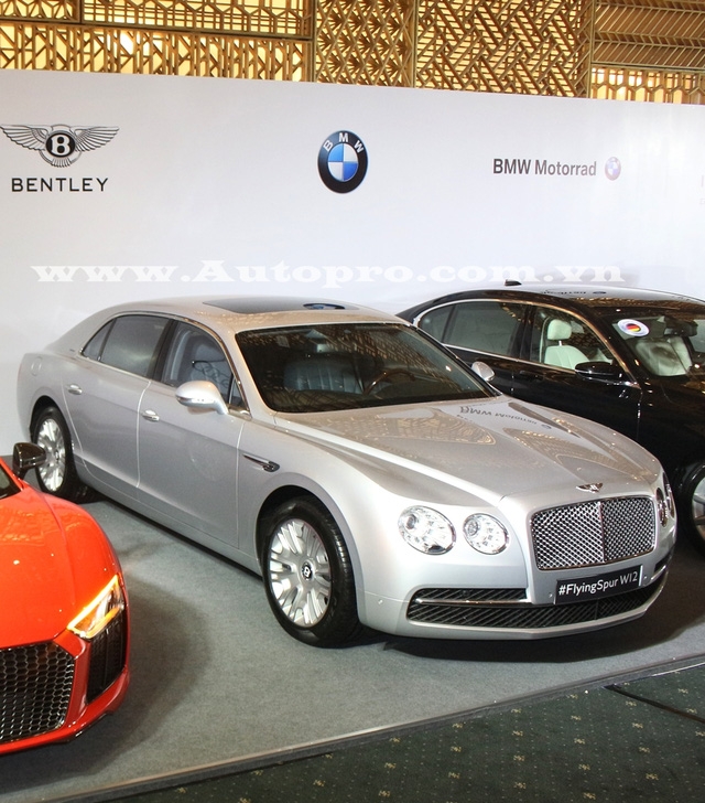  Ngoài siêu xe và xe thể thao, triển lãm VIMS 2016 còn có sự góp mặt của hãng xe siêu sang Bentley. Trong ảnh là chiếc Flying Spur W12, tuy nhiên, nhiều nguồn tin cho rằng át chủ bài thực sự của thương hiệu xe Anh quốc tại triển lãm sắp tới sẽ là mẫu SUV siêu sang Bentayga. 