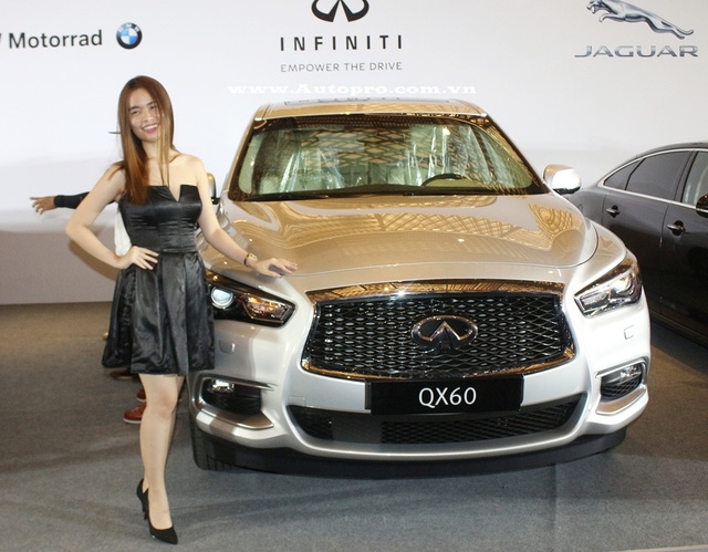  Infiniti QX60 2016 có giá từ 3,4 tỷ Đồng tại Việt Nam. Mẫu crossover hạng sang được trang bị động cơ 3,5 lít V6, công suất 263 mã lực và mô-men xoắn 334 Nm. Xe được trang bị hệ thống dẫn động toàn thời gian AWD, hộp số vô cấp CVT giúp cho xe tăng tốc nhanh, giảm thiểu độ tiêu hao nhiên liệu, tăng độ êm ái khi vận hành. 