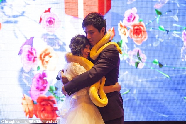 cap doi tq trao nhau tran khong lo thay nhan cuoi hinh anh 4