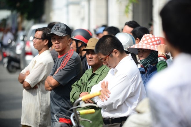 Cha Minh Thuan gat nuoc mat trong Thanh le an tang con hinh anh 1