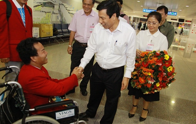 Đô cử Lê Văn Công hôn con gái nhỏ ngày trở về - ảnh thể thao
