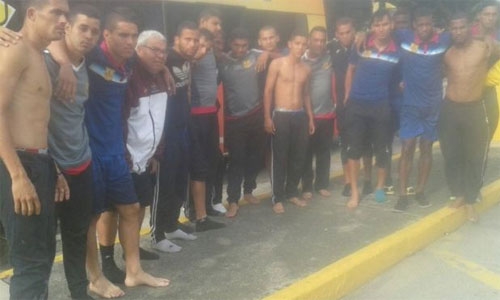 doi-bong-venezuela-bi-cuop-chan-duong-lot-sach-tu-trang