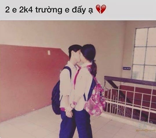 Đứng trước đám bạn, nữ sinh lớp 8 nhận lời tỏ tình bằng việc chủ động trao cho người bạn trai cùng lớp một nụ hôn ngọt ngào.