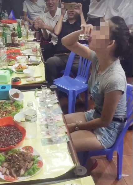 trào lưu uống rượu nhận tiền trào lưu uống rượu nhận tiền