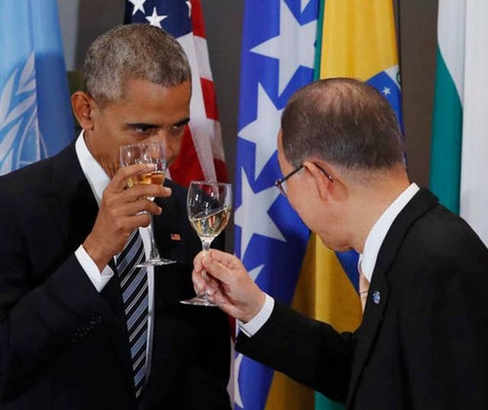  Tổng thống Mỹ Barack Obama và Tổng Thư ký Liên Hiệp Quốc Ban Ki-moon cùng nhau nâng cốc. Ảnh: AP 