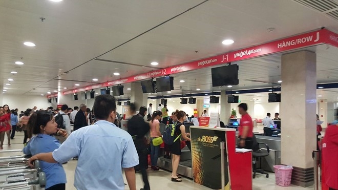 Tan Son Nhat gap su co, hanh khach phai check in thu cong hinh anh 2