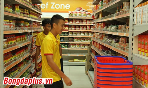 u16 viet nam xa hoi, ru nhau di mua... mi tom o an do hinh anh 1
