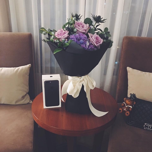van-mai-huong-duoc-ban-trai-tang-iphone-7-va-hoa-hong
