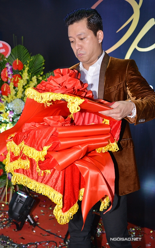 vo-tuan-hung-khoe-bung-bau-lum-lum-4
