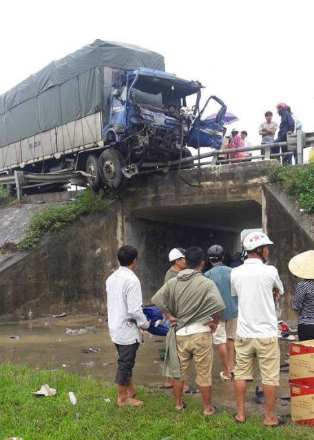 xe tai dau dau, 1 nguoi chet 2 nguoi nguy kich hinh anh 1
