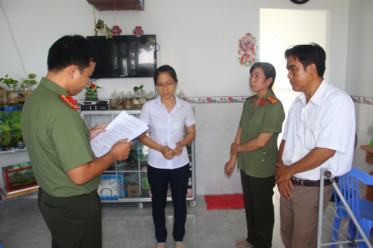  Cơ quan An ninh điều tra đọc lệnh bắt Trương Thị Tuyết Mai (áo trắng thứ 2 từ trái qua) 