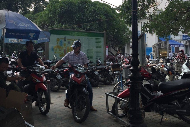  Bãi đỗ xe tại viện Sức khỏe tâm thần Trung ương, đối diện nhà để xe học sinh - sinh viên Bệnh viện Bạch Mai. Ảnh: V.Thu 