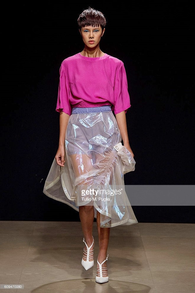 Do Ha dien show mo man Milan Fashion Week hinh anh 2