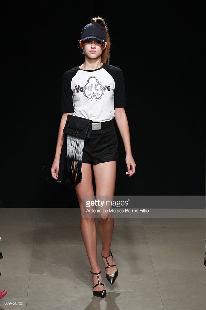 Do Ha dien show mo man Milan Fashion Week hinh anh 3