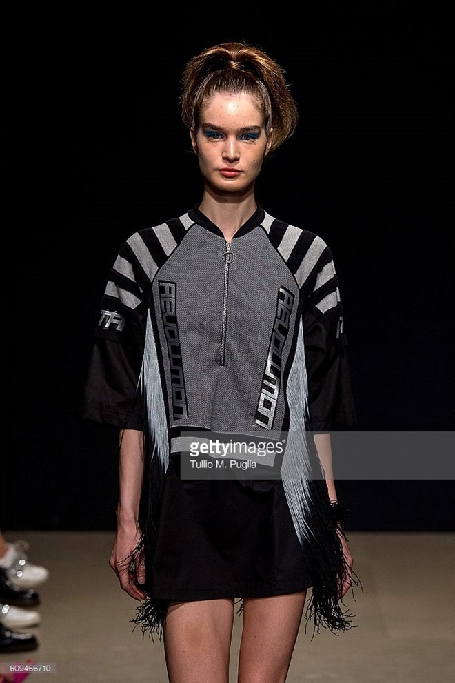 Do Ha dien show mo man Milan Fashion Week hinh anh 5