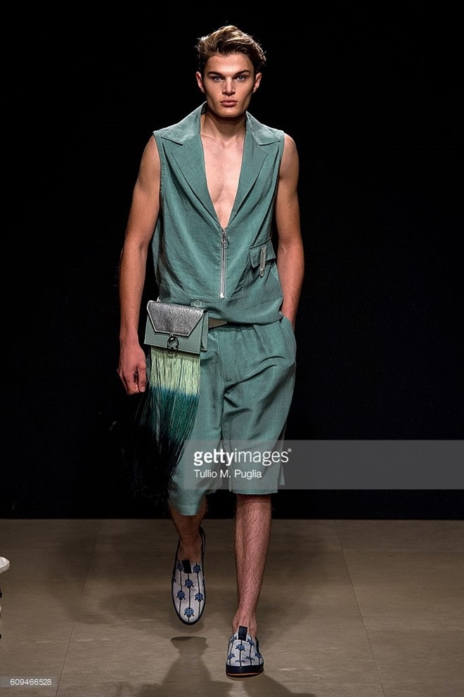Do Ha dien show mo man Milan Fashion Week hinh anh 11