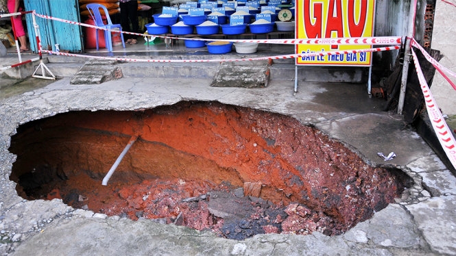 Hố tử thần “khủng” hàng chục mét trước nhà dân 