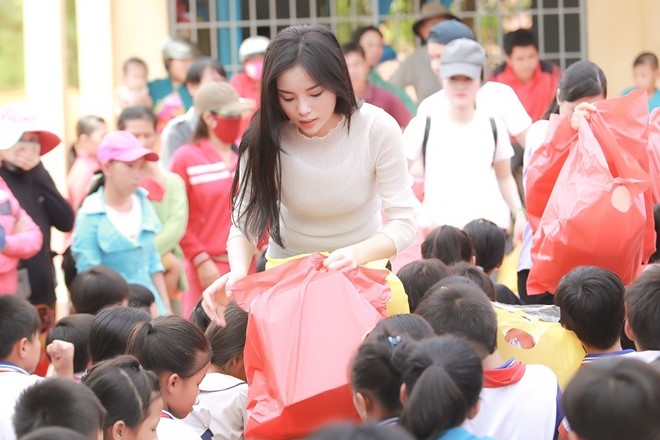 Hoa hau Ky Duyen di tu thien sau scandal hut thuoc la hinh anh 4
