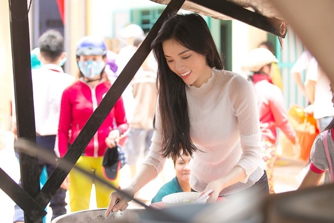 Hoa hau Ky Duyen di tu thien sau scandal hut thuoc la hinh anh 5