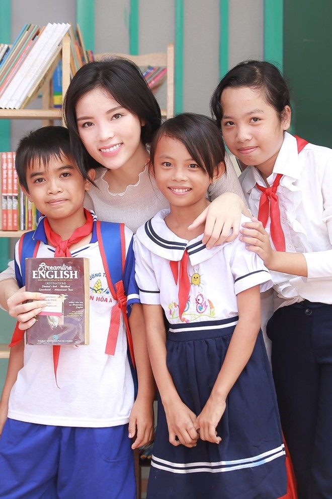 Hoa hau Ky Duyen di tu thien sau scandal hut thuoc la hinh anh 7
