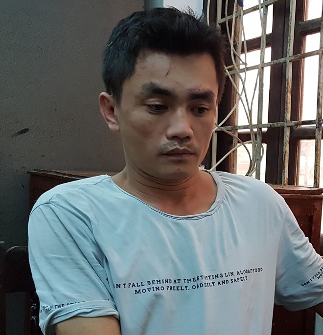 Nguoi dan vay bat ong chu cua hang thit cho hinh anh 1