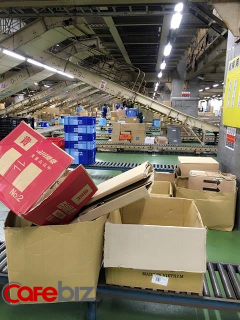  Buổi làm việc đêm của các nhân viên xưởng bốc xếp hàng hóa tại tỉnh Saitama, ngoại ô Tokyo, Nhật. Phần đông nhân viên trong xưởng là người nước ngoài, trong đó rất đông người Việt. Người Nhật chỉ làm quản lý. Ảnh: Ngọc Thanh 