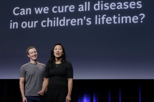  Ông chủ Facebook và vợ trong sự kiện công bố dự án ngày 21-9. Ảnh: AP 