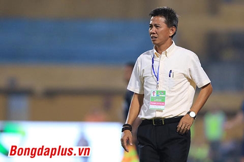 Sự bế tắc của U19 Việt Nam hiện rõ trên gương mặt của HLV Hoàng Anh Tuấn - Ảnh: Đức Cường