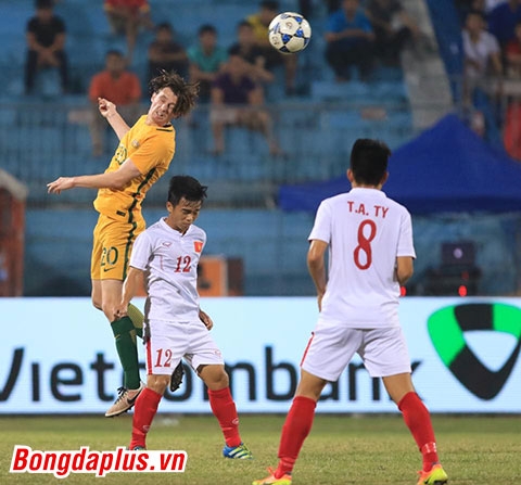 U16 Australia thực hiện khá nhiều những tình huống tạt bổng - Ảnh: Đức Cường