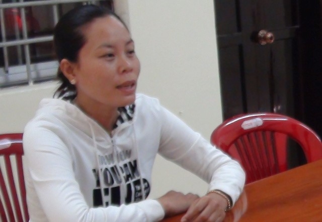 Vo hat chao dau dang soi vao mat chong hinh anh 1