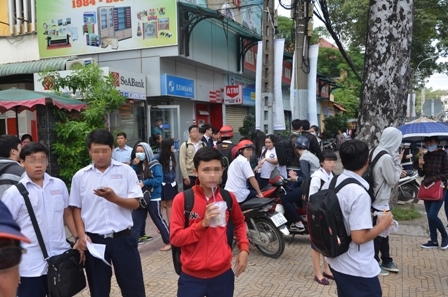 Thời gian gần đây thông tin ma túy bùa lười vây cổng trường khiến phụ huynh hoang mang
