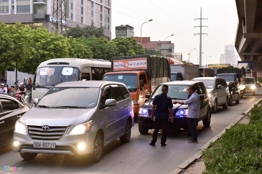 Di tim thu pham gay un tac giao thong o Ha Noi hinh anh 9